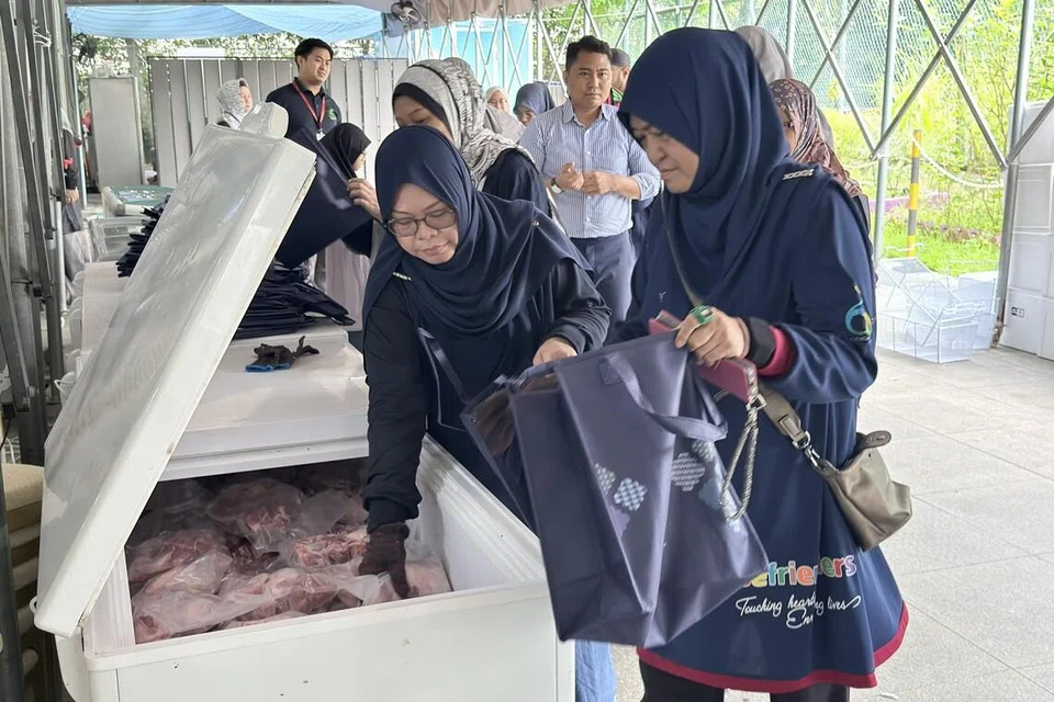 Sukarelawan dilihat membungkus daging korban dari Australia bagi tujuan pengagihan pada 18 Jun, anjuran SalamSG.