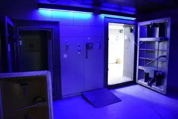 BILIK GELAP: Gambar yang dikongsi pihak polis Jerman menunjukkan pintu dan keadaan dalaman bilik komputer yang dibina secara haram di bekas bangunan perlindungan (bunker) Nato di Traben-Trarbach, Jerman. - Foto EPA-EFE
