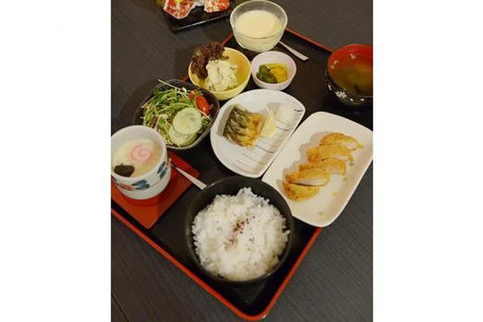 SET MAKANAN LENGKAP: Pelanggan boleh memilih untuk membeli set menu atau makanan ala carte di restoran Jepun mewah ini. - Foto TUKIMAN WARJI 