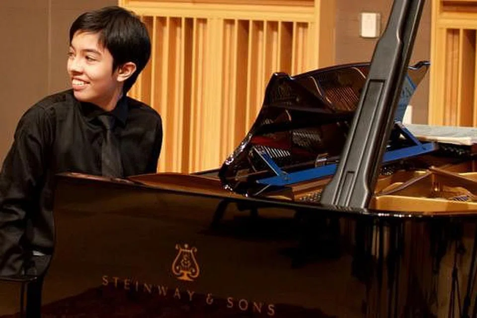 GENIUS PIANO: Pemain piano dan penggubah dari Malaysia, Tengku Ahmad Irfan Tengku, 16 tahun, yang dianggap seorang 'prodigi' akan membuat persembahan konserto bersama Orkestra Simfoni Singapura pada 30 Januari ini. - Foto SINGAPORE SYMPHONY ORCHESTRA