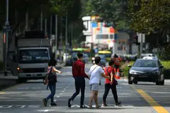 Mengikut data Polis Trafik (TP), kira-kira empat daripada 10 pejalan kaki yang mati dalam kemalangan jalan raya berumur 65 tahun ke atas. TP gesa ahli keluarga dan rakan-rakan menasihati warga emas supaya tidak menyeberang jalan secara sembarangan.