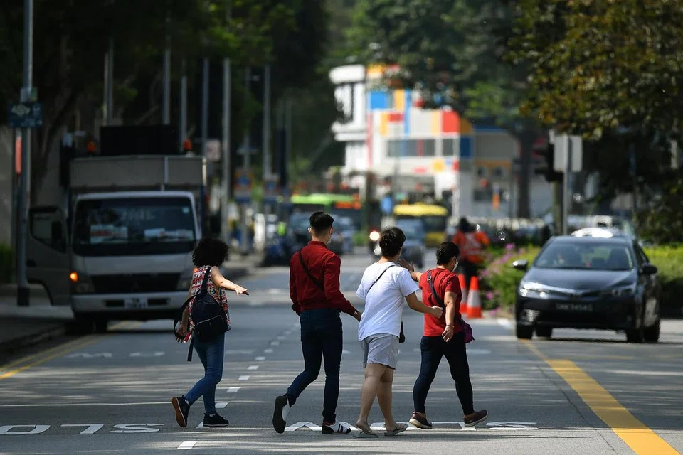 Mengikut data Polis Trafik (TP), kira-kira empat daripada 10 pejalan kaki yang mati dalam kemalangan jalan raya berumur 65 tahun ke atas. TP gesa ahli keluarga dan rakan-rakan menasihati warga emas supaya tidak menyeberang jalan secara sembarangan.