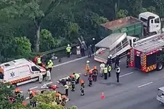 KEMALANGAN MAUT: Sebuah video di Facebook menunjukkan keadaan jalan raya ekoran insiden itu. Beberapa lelaki dilihat terbaring di jalan raya, dengan sekurang-kurangnya dua ambulans dan sebuah lori bomba di tempat kejadian. - Foto TANGKAP SKRIN DARIPADA FACEBOOK