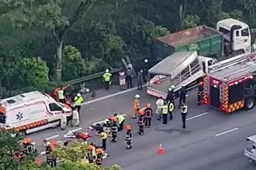 KEMATIAN KEDUA: Kemalangan Selasa lalu melibatkan sebuah lori membawa 17 pekerja migran dan sebuah lori jongket tidak bergerak di PIE arah ke Lapangan Terbang Changi. - Foto TANGKAP SKRIN DARIPADA FACEBOOK