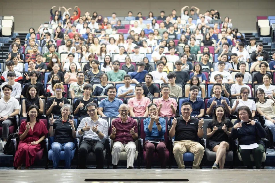 DIALOG BERSAMA BELIA: Encik Masagos Zulkifli Masagos Mohamad (baris depan, empat dari kiri)   di dialog bersama pemimpin belia daripada program Temasek LEADership di Politeknik Temasek.