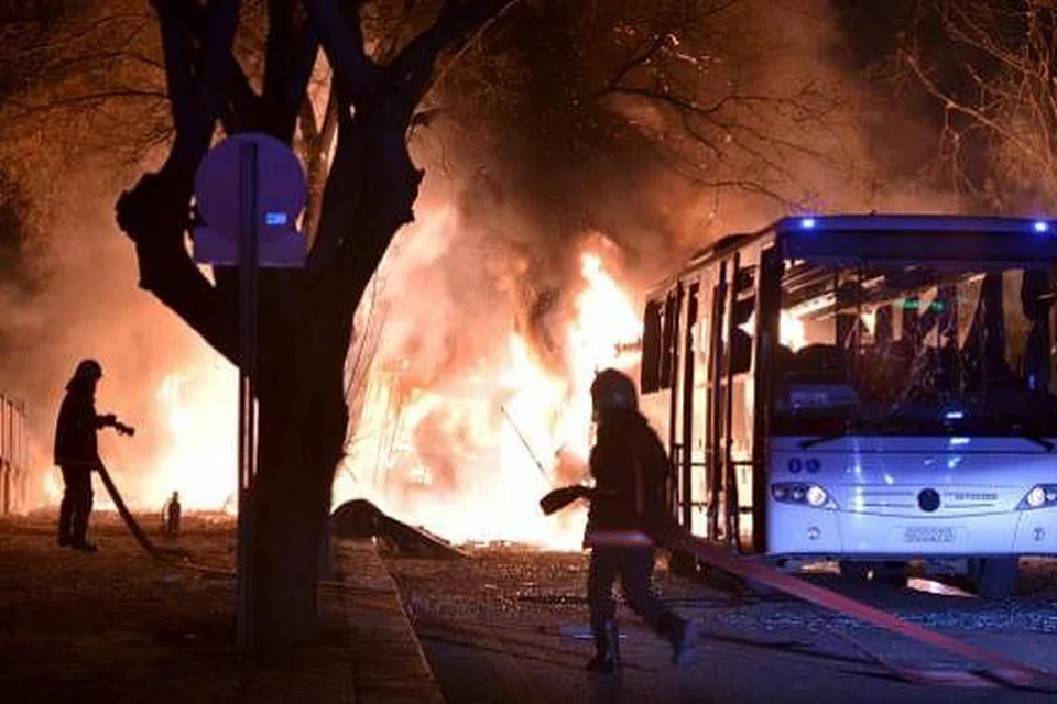 Bom kereta diletupkan apabila sebuah konvoi bas tentera yang membawa berpuluh-puluh askar berhenti di lampu trafik di pusat bandar Ankara. Gambar REUTERS 