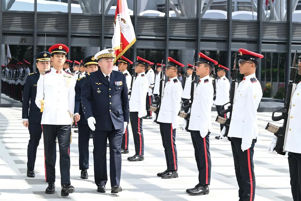 Ketua Staf Angkatan Udara dan Angkasa Lepas Perancis (FASF), Jeneral Stephane Mille (dua dari kiri), memeriksa kawalan kehormatan dalam istiadat yang diadakan di Kementerian Pertahanan pada 8 Julai. Jeneral Mille berada di Singapura untuk menghadiri acara penganugerahan Pingat Jasa Gemilang (Tentera) dan kunjungan perkenalan dari 7 hingga 9 Julai.