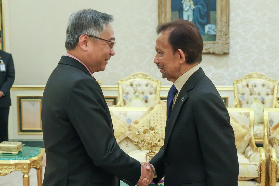 Timbalan Perdana Menteri merangkap Menteri Perdagangan dan Perusahaan, Encik Gan Kim Yong (kiri) bertemu Sultan Brunei, Sultan Hassanal Bolkiah, sempena lawatan DPM Gan ke Brunei dari 30 September hingga 1 Oktober. 