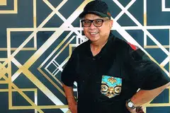 PEMINAT ROK SEJAK DULU: Husin Saaban, yang memang meminati rok sejak dulu, akan mengambil kesempatan mengenang zaman rok dan harap dapat berkongsi minat muzik rok ini bersama peserta rombongan yang akan ke KL kendalian agensi pelancongan Orange Travel dari 16 hingga 17 Februari nanti. - Foto ihsan HUSIN SAABAN