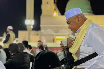 Allahyarham Ghazali Ismail (kanan, duduk di kerusi) dikatakan rebah lalu meninggal dunia ketika menanti giliran untuk memasuki kawasan Raudhah di Masjid Nabawi, Madinah, pada awal pagi 9 Mac.