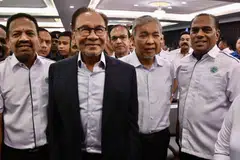 KERJASAMA BERKESAN: Pengerusi Barisan Nasional, Datuk Seri Dr Ahmad Zahid Hamidi (dua dari kanan) bersama Perdana Menteri, Datuk Seri Anwar Ibrahim (dua dari kiri) bersama pemimpin Kongres India Malaysia dalam satu pertemuan pada Rabu. Datuk Zahid berkata kerjasama BN dengan Pakatan Harapan akan meraih kesudahan yang dimahukan di Pilihan Raya Negeri (PRN) nanti. 