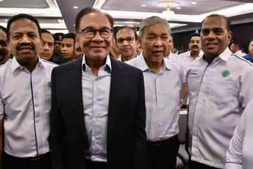 KERJASAMA BERKESAN: Pengerusi Barisan Nasional, Datuk Seri Dr Ahmad Zahid Hamidi (dua dari kanan) bersama Perdana Menteri, Datuk Seri Anwar Ibrahim (dua dari kiri) bersama pemimpin Kongres India Malaysia dalam satu pertemuan pada Rabu. Datuk Zahid berkata kerjasama BN dengan Pakatan Harapan akan meraih kesudahan yang dimahukan di Pilihan Raya Negeri (PRN) nanti. 