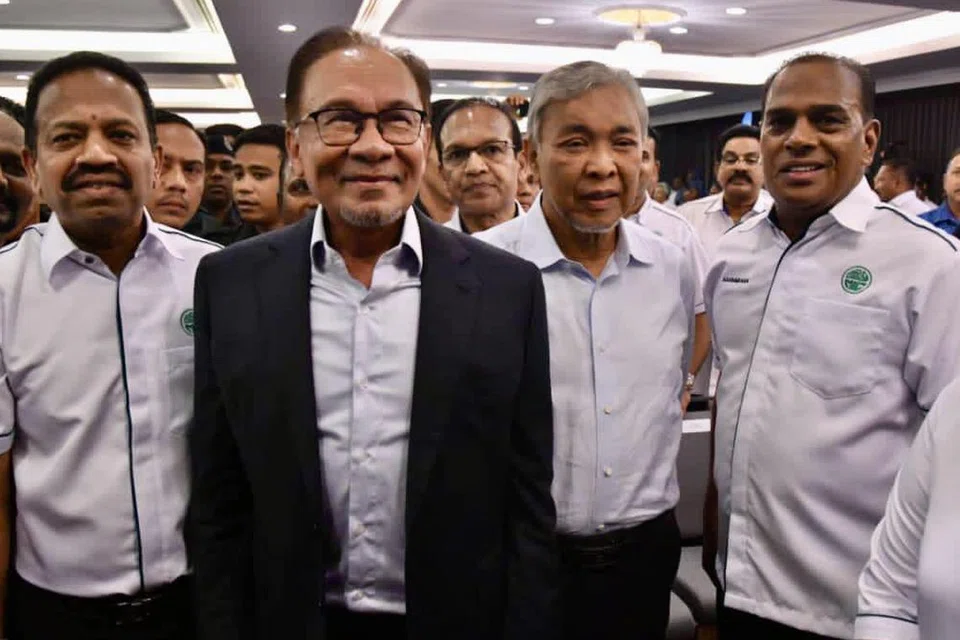KERJASAMA BERKESAN: Pengerusi Barisan Nasional, Datuk Seri Dr Ahmad Zahid Hamidi (dua dari kanan) bersama Perdana Menteri, Datuk Seri Anwar Ibrahim (dua dari kiri) bersama pemimpin Kongres India Malaysia dalam satu pertemuan pada Rabu. Datuk Zahid berkata kerjasama BN dengan Pakatan Harapan akan meraih kesudahan yang dimahukan di Pilihan Raya Negeri (PRN) nanti. 