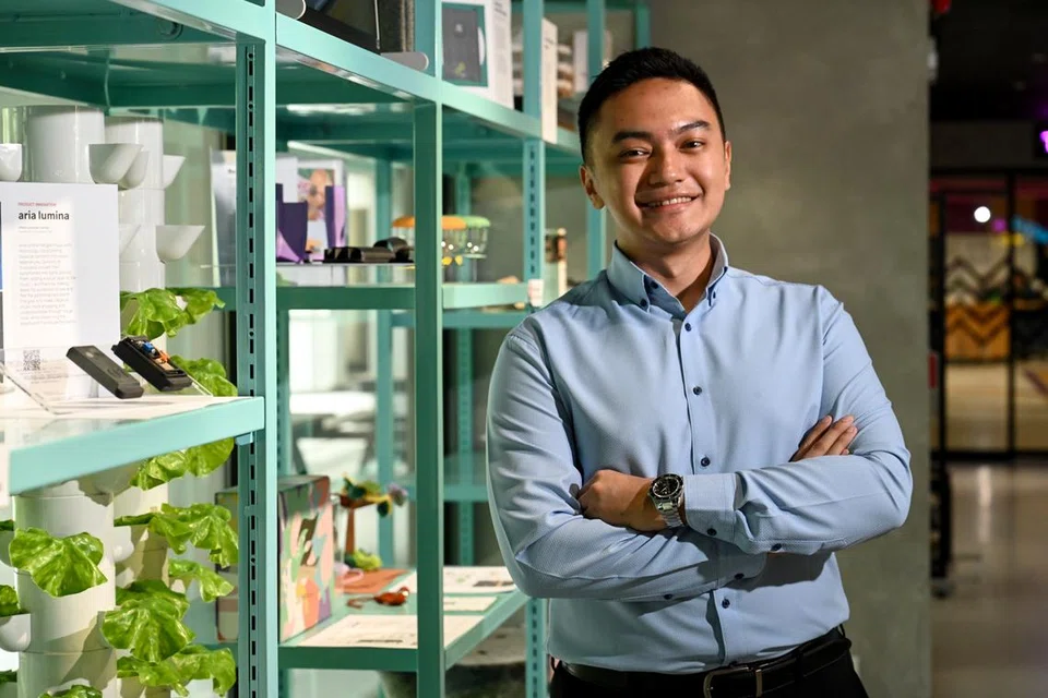 Encik Hamzah Kamaruddin bersama pasukannya dari Universiti Teknologi Nanyang (NTU) telah membangunkan HydroTech Solutions, kaedah tenaga alternatif baru yang boleh menghasilkan 15 peratus lebih hidrogen dan menggunakan 70 peratus logam yang kos efektif bagi proses penggubalan pemangkin atau catalyst formulation.