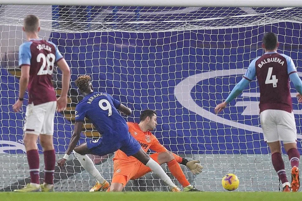 CHELSEA BANGKIT KEMBALI: Penyerang Tammy Abraham (dua dari kiri) meraikan golnya bersama rakan sepasukan dalam kemenangan Chelsea 3-0 ke atas West Ham United di Stamford Bridge semalam. - Foto EPA-EFE