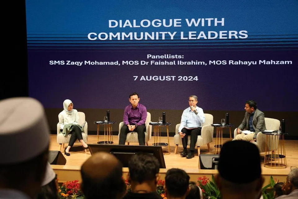 Menteri Negara (Ehwal Dalam Negeri merangkap Pembangunan Negara), Profesor Madya Dr Muhammad Faishal Ibrahim (dua dari kanan), bersama Menteri Negara Kanan (Pertahanan merangkap Tenaga Manusia), Encik Zaqy Mohamad (dua dari kiri), dan Menteri Negara (Perhubungan dan Penerangan merangkap Kesihatan), Cik Rahayu Mahzam (kiri) merupakan ahli panel dalam satu sesi dialog anjuran Kementerian Ehwal Dalam Negeri (MHA) pada 7 Ogos yang membincangkan isu-isu yang menjejas landskap keselamatan Singapura. Penolong Profesor Walid Jumblatt Abdullah (paling kanan) dari Sekolah Sains Kemasyarakatan di Universiti Teknologi Nanyang (NTU) merupakan moderator sesi dialog itu.