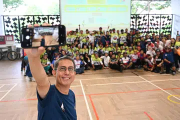 90 penunggang basikal yang hadir bagi acara ‘Cyclation 2025: Jom Berbasikal!’ bergambar bersama Pemangku Menteri Bertanggungjawab bagi Ehwal Masyarakat Islam, Profesor Madya Muhammad Faishal Ibrahim, sebelum mereka berbasikal sepanjang 15 kilometer dari Wisma Geylang Serai (WGS) pada 25 Mei.