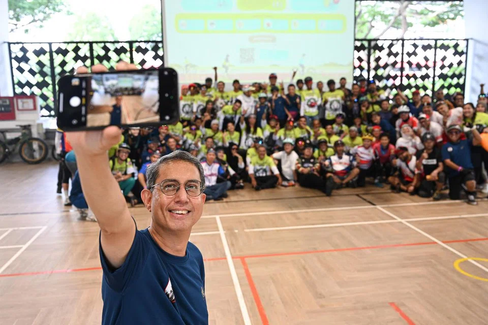 90 penunggang basikal yang hadir bagi acara ‘Cyclation 2025: Jom Berbasikal!’ bergambar bersama Pemangku Menteri Bertanggungjawab bagi Ehwal Masyarakat Islam, Profesor Madya Muhammad Faishal Ibrahim, sebelum mereka berbasikal sepanjang 15 kilometer dari Wisma Geylang Serai (WGS) pada 25 Mei.