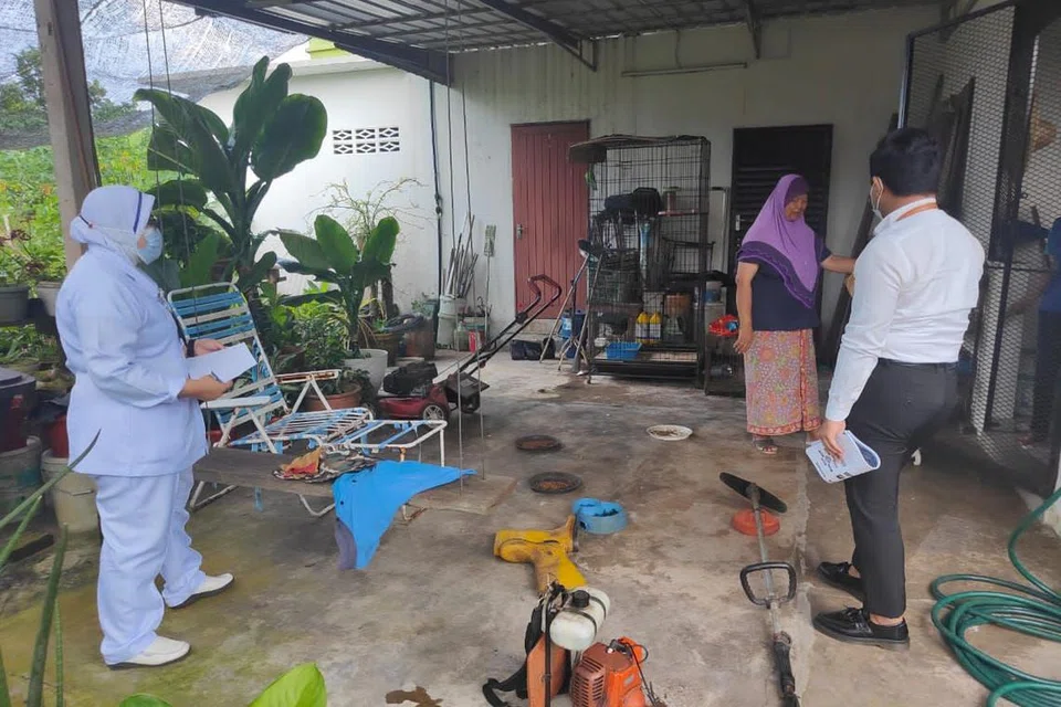 LAKUKAN PEMERIKSAAN: Petugas Pejabat Kesihatan Daerah Rompin membuat pemeriksaan dan pengesanan wabak batuk kokol dari rumah ke rumah di Kampung Bahagia, Rompin, Pahang dan kawasan berhampiran bagi memastikan penyakit itu tidak menular.