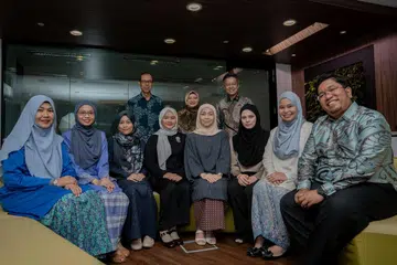 Finalis Anugerah Guru Arif Budiman (Agab) 2024 terdiri daripada (dari kiri) Cik Norhayati Jidin, Cik Nur Umairah Kasmani, Cik Sakinah Mohamed Mohsen, Cik Faridah Mohamed Ali, Cik Hafiza Yahya, Cik Nur Syifaa’ Hussin, Cik Siti Aishah Mohd Kamsani dan Encik Mohd Bahari Rajab. Berdiri di belakang ialah tiga daripada empat pengerusi bersama jawatankuasa penganjur Agab 2024, iaitu (belakang, dari kiri) Profesor Madya Mohd Mukhlis Abu Bakar, Encik Abdul Harris Sumardi, dan Cik Salbiah Abas.