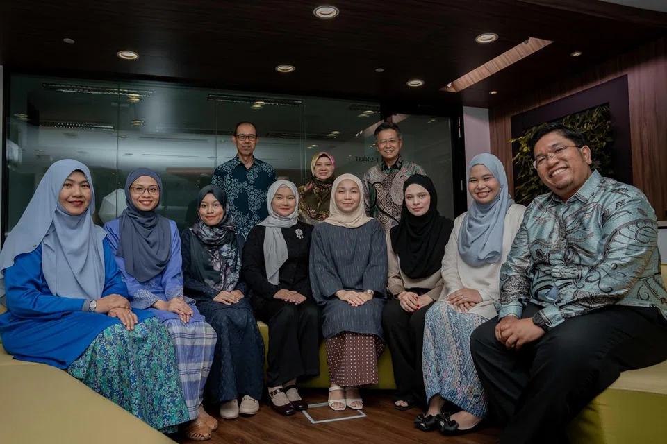 Finalis Anugerah Guru Arif Budiman (Agab) 2024 terdiri daripada (dari kiri) Cik Norhayati Jidin, Cik Nur Umairah Kasmani, Cik Sakinah Mohamed Mohsen, Cik Faridah Mohamed Ali, Cik Hafiza Yahya, Cik Nur Syifaa’ Hussin, Cik Siti Aishah Mohd Kamsani dan Encik Mohd Bahari Rajab. Berdiri di belakang ialah tiga daripada empat pengerusi bersama jawatankuasa penganjur Agab 2024, iaitu (belakang, dari kiri) Profesor Madya Mohd Mukhlis Abu Bakar, Encik Abdul Harris Sumardi, dan Cik Salbiah Abas.