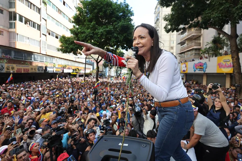 (FOTO FAIL) Maria Corina Machado berucap kepada penyokongnya di Caracas, Venezuela, pada 9 Januari 2025 (dikeluarkan semula pada 10 Oktober 2025). Jawatankuasa Nobel Norway telah mengumumkan di Institut Nobel Norway di Oslo, Norway, pada 10 Oktober 2025, bahawa Hadiah Nobel Keamanan 2025 dianugerahkan kepada pemimpin pembangkang Venezuela, Maria Corina Machado
