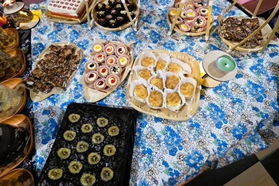 Harga makanan yang ditawarkan oleh penyedia jamuan masih dalam lingkungan mampu milik, sekali gus membolehkan orang ramai meneruskan tradisi rumah terbuka.