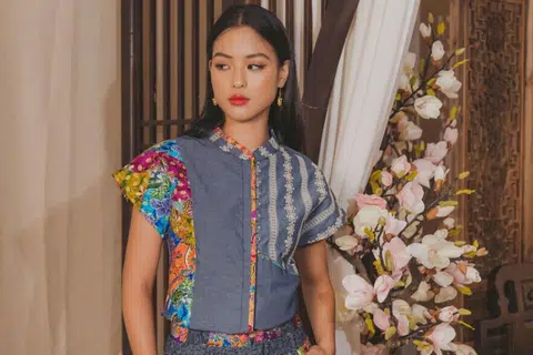Blaus tunik, ‘PingRu D+B Tunic’ ($118) diperbuat daripada fabrik denim dan turut menampilkan ciri kain perca batik yang sesuai untuk ke pejabat atau acara lebih santai. 