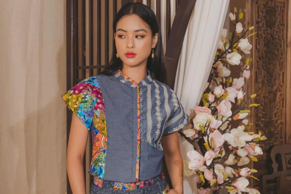 Blaus tunik, ‘PingRu D+B Tunic’ ($118) diperbuat daripada fabrik denim dan turut menampilkan ciri kain perca batik yang sesuai untuk ke pejabat atau acara lebih santai. 