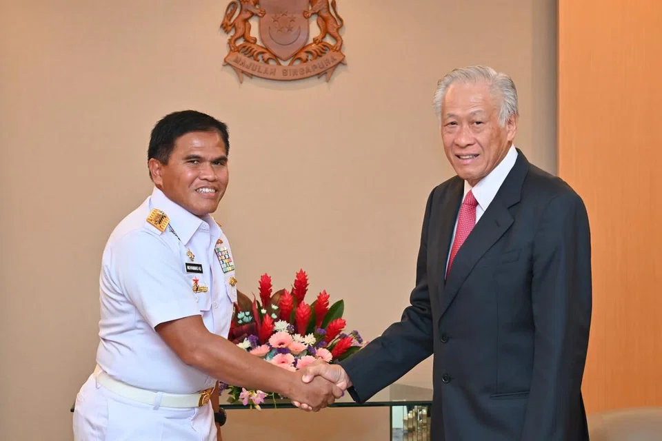 BERJABAT TANGAN: Ketua Staf Angkatan Laut Indonesia (TNI AL) Laksamana (ADM) Muhammad Ali (kiri) bertemu Menteri Pertahanan Dr Ng Eng Hen di Kementerian Pertahanan (Mindef) pada Selasa. 