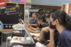 TARIK GOLONGAN MUDA: Kakitangan muda di BH menyalurkan idea bagi rekaan beg ‘burger’ untuk BHazar BH semasa Ramadan di Wisma Geylang Serai tahun ini. 