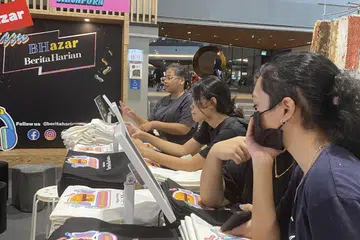 TARIK GOLONGAN MUDA: Kakitangan muda di BH menyalurkan idea bagi rekaan beg ‘burger’ untuk BHazar BH semasa Ramadan di Wisma Geylang Serai tahun ini. 