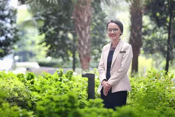 PENERIMA TERMUDA: Cik Nurfatinahidora Mohd Amin, Pegawai Kanan Perkhidmatan Pelanggan di Singapore Airlines (SIA), menerima Anugerah Bintang Cemerlang, baru-baru ini. - Foto BM oleh GAVIN FOO