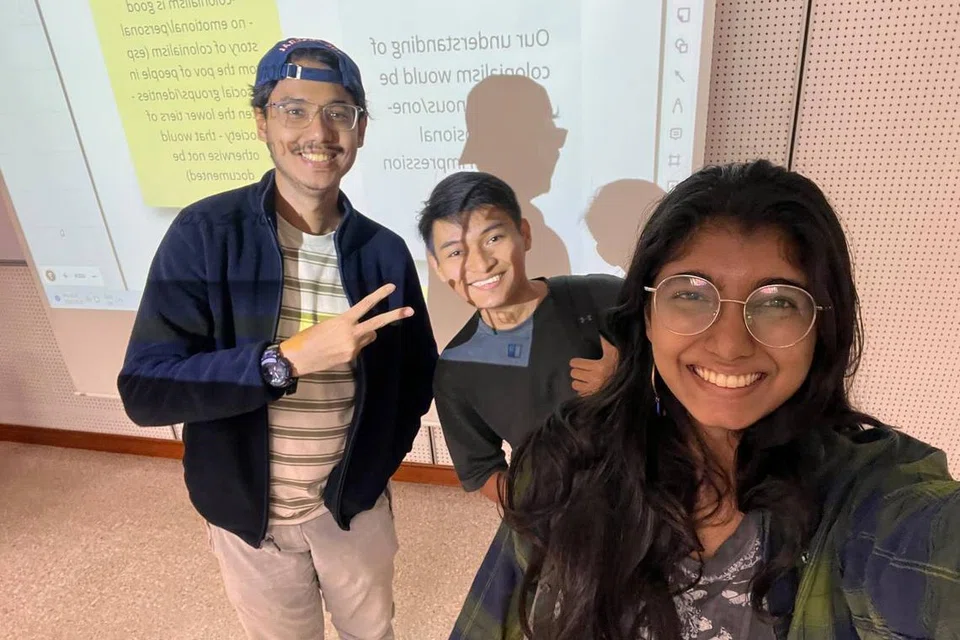 Penulis bersama rakannya di Universiti Nasional Singapura.