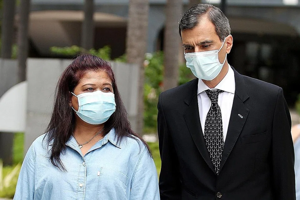 Cik Parti Liyani (bergambar bersama peguamnya, Encik Anil Balchandani). - Foto BM oleh WONG KWAI CHOW