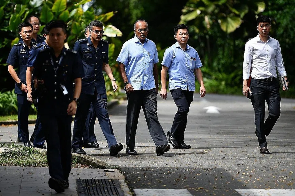 KESELAMATAN PUSAT KUARANTIN: Menteri Ehwal Dalam Negeri Encik K. Shanmugam (dua dari kanan) bersama pegawai polis dalam lawatan ke chalet Changi Civil Service Club di Changi II, yang merupakan Pusat Kuarantin Pemerintah (GQF). - Foto BH oleh LIM YAOHUI