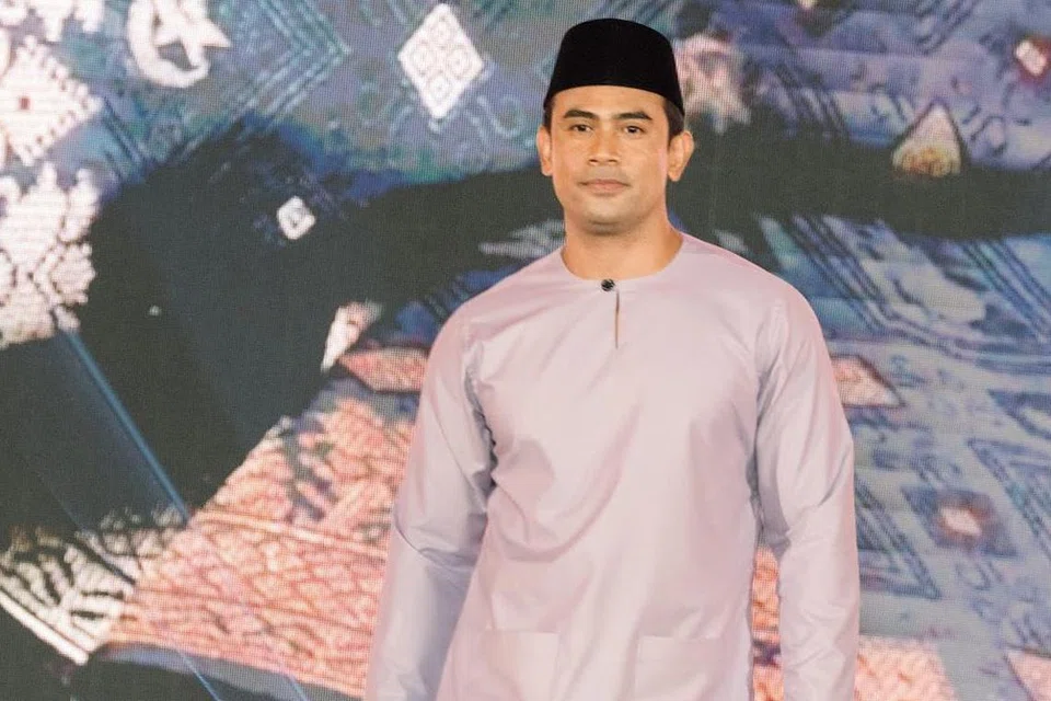 Antara duta Bulan Bintang 2024, pelakon Remy Ishak menerima sambutan hangat daripada netizen dengan penampilan baju Melayu Teluk Belanga daripada koleksi Bulan Bintang 2024.