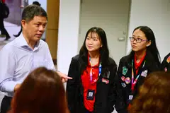 Menteri Pendidikan, Encik Chan Chun Sing, bersama pelajar politeknik semasa dialog Forum Politeknik, sempena ulang tahun Pertahanan Mutlak ke-40 pada 30 September.