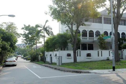 Rumah teres tiga tingkat di Jalan Kathi.