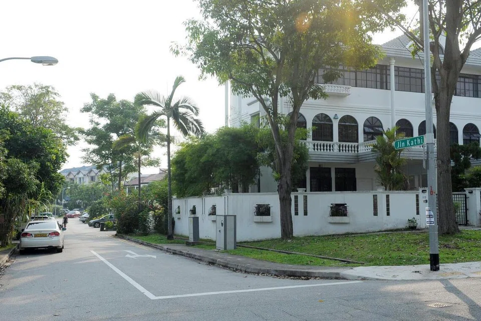 Rumah teres tiga tingkat di Jalan Kathi.