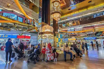 RAMAI TETAPI MASIH SUNYI: Beginilah keadaan di Golden Landmark yang kelihatan ramai pengunjung tetapi lengang. Justeru, beberapa peniaga menyarankan diadakan hiasan-hiasan Raya seperti lampu lap lip, bagi memeriahkan suasana di sini. - Foto BH oleh NUR DIYANA TAHA 
