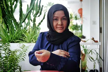 SERPIHAN KACA BERDERAI: Menurut Cik Suziyana, dengan tiba-tiba pintu kaca bilik air bilik Siloso Beach Resort itu jatuh dan pecah berkecai menyebabkan beliau cedera di lengan, tangan, dada dan kulit kepala. - Foto BH oleh KHALID BABA, ihsan SUZIYANA HAMID