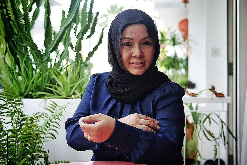 SERPIHAN KACA BERDERAI: Menurut Cik Suziyana, dengan tiba-tiba pintu kaca bilik air bilik Siloso Beach Resort itu jatuh dan pecah berkecai menyebabkan beliau cedera di lengan, tangan, dada dan kulit kepala. - Foto BH oleh KHALID BABA, ihsan SUZIYANA HAMID