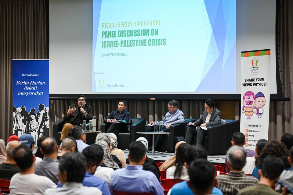 WADAH KONGSI PANDANGAN: Sesi dalam bahasa Inggeris yang disertai (dari kanan) Encik Ahmad Firdaus Daud, Encik Francois Bretault dan Dr Mohamad Maliki Osman membincangkan pendirian dan respons Singapura terhadap krisis kemanusiaan yang berlaku di Jaluran Gaza, selain menjelaskan sentimen dan keprihatinan masyarakat Islam dan bukan Islam di sini. Moderator perbincangan ialah Editor Berita akhbar ini, Encik Nazri Hadi Saparin (paling kiri).