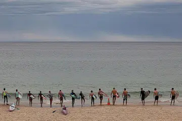 KEMBALI BERKELAH: Sekumpulan remaja dilihat beriadah di Pantai Bondi di Sydney pada 23 November. Negeri New South Wales, yang mempunyai paling ramai penduduk di Australia, akan membenarkan restoran, pub dan kafe meningkatkan jumlah pelanggan mulai 1 Disember. - Foto: Reuters