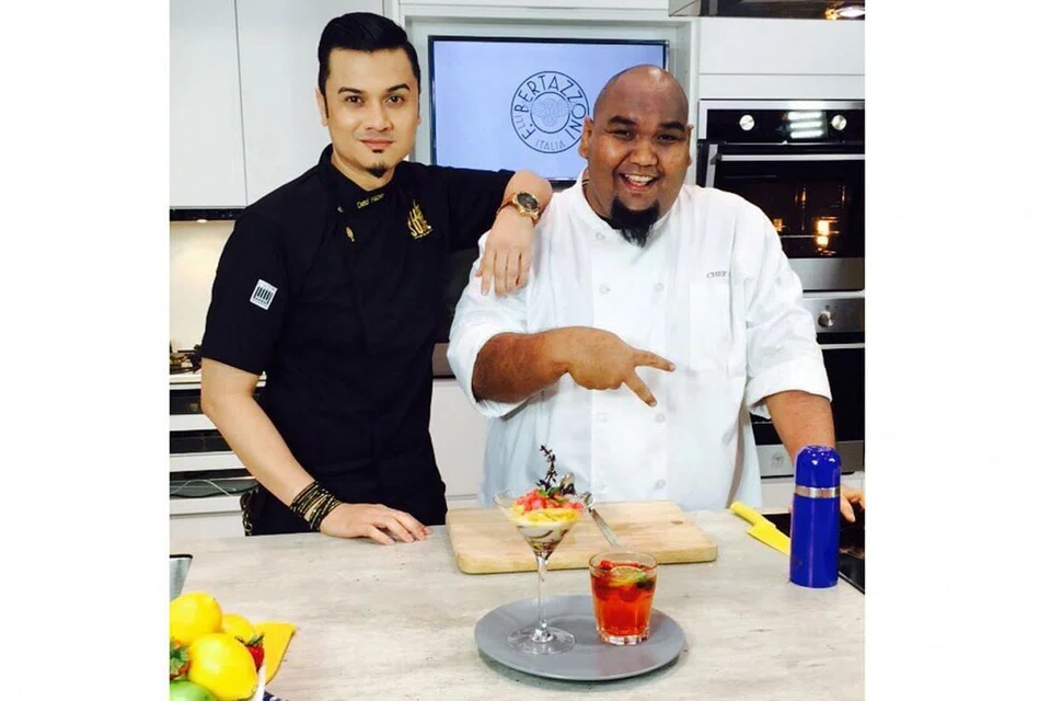 BERSAMA TEMAN SEPERJUANGAN: Cef Bob bersama dan cef selebriti Malaysia, Dato' Fazley Yaacob. - Foto-foto ihsan CEF BOB 