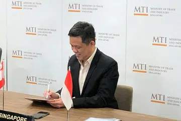 Encik Chan Chun Sing menandatangani satu Laporan Bersama di Mesyuarat Peringkat Menteri Enam Kumpulan Kerja Ekonomi Dua Hala Singapura-Indonesia (6WG) yang ke-10 yang diadakan menerusi persidangan video.