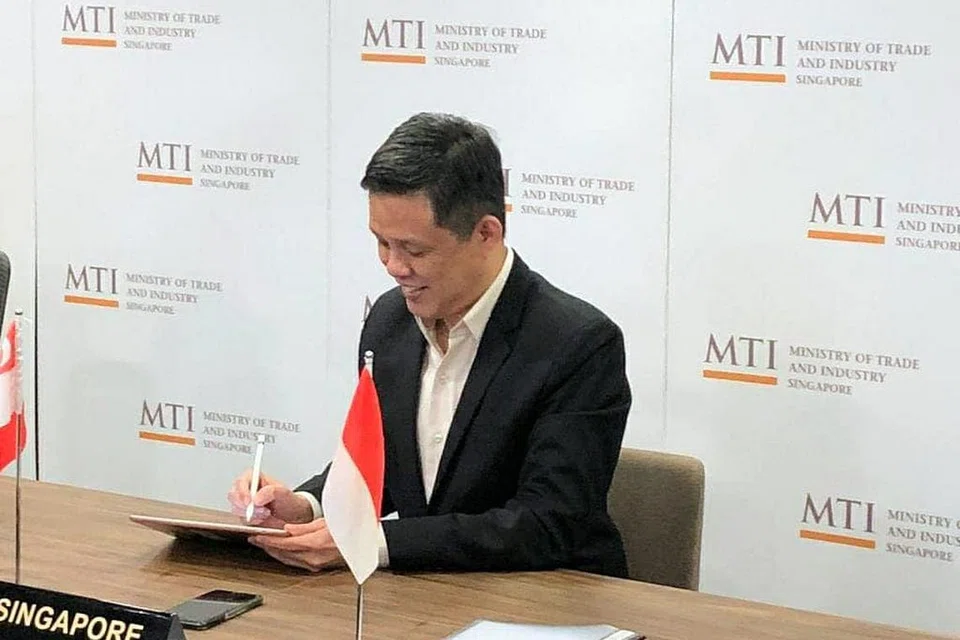 Encik Chan Chun Sing menandatangani satu Laporan Bersama di Mesyuarat Peringkat Menteri Enam Kumpulan Kerja Ekonomi Dua Hala Singapura-Indonesia (6WG) yang ke-10 yang diadakan menerusi persidangan video.