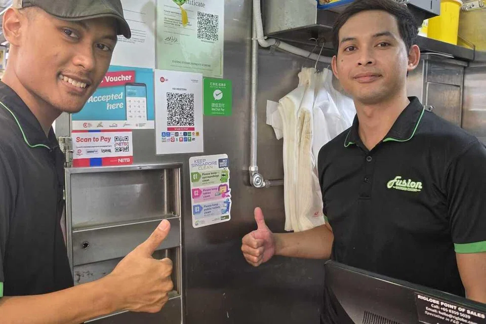 Pembantu gerai Fusion Western Cuisine, Encik Muhammad Hanafi Kamsan (kanan) berkata usaha ini akan meningkatkan ketangkasan beliau dan para pekerja lain dalam memastikan kebersihan di gerai dan sekitar kedai kopi itu. Beliau dan rakan sekerjanya, Encik Muhammad Arif He Samsudin (kiri) mengambil pendekatan ‘bersihkan selepas guna’, membersihkan kawasan serta merta selepas memasak.