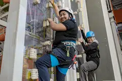 PUPUK KEYAKINAN: (Dari kiri) Pensyarah Politeknik Republic (RP) bagi program Diploma dalam Pembelajaran Kembara dan Luar Darjah (DOAL), Cik Aslamiah Halim dan pegawai keselamatan dan latihan (TSO) yang juga bekas pelajar RP, Cik Adibah Farhanah Ramli, mahu peserta berkeperluan khas atau kurang upaya melakukan kegiatan di pusat pembelajaran, Xperiential Learning Centre (XLC) yang sama mencabar dengan yang dilakukan masyarakat umum. 